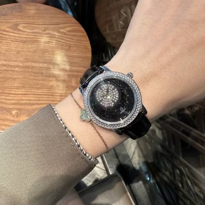 独家定制爆款Omega_欧米茄新品味女士腕表，超级唯美施华洛水晶犹如置身星海，再配以满满奢华的钻石点缀，钻石和星空一定是绝配！实物绝对美，纯钢外壳镶嵌施华洛世奇