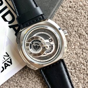 支持香港、美国直邮 七个星期五 Sevenfriday机芯：原装日本西铁城82S7机械机芯镜面：强化蓝光玻璃表带：进口小牛皮带材料：高级316精钢鑫表壳尺寸：4