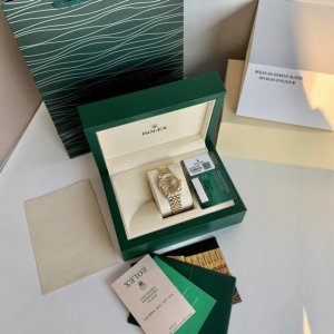 劳力士rolex女款蚝式日志型腕表！表壳直31毫米。采用904L不锈钢来锻造，具备高抗腐蚀性。搭配劳力士定制版2236蓝游丝全自动机械机芯性能极为稳定，抗震力强