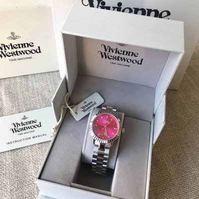 Vivienne Westwood 西太后新款到货！腕间的一抹亮色，来自34Mm的它。不锈钢表带与表壳，尽显质感。进口机芯稳定可靠，让时间分秒不差。橙红色表盘简