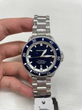 深海优雅，时刻从容 Ar60087 阿玛尼机械潜水表，42.5Mm深邃蓝面，如海洋般神秘而强大。蓝宝石玻璃通透耐磨，螺旋式把头守护每一分精准。白钢表壳与表带，硬 - 点击图像关闭