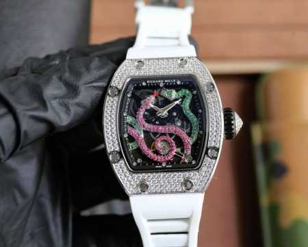 理查德米勒 Richardmille 全新推出圖案的Rm 2 1，為Rm系列珠寶時計又添一款新品滿鑲鑽石和黑藍寶石，與飛輪結合在一起。腕表可以說是佩戴在手腕上的 - 点击图像关闭