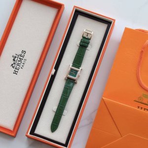 现货 爱马仕hermes全新配色 孔雀绿 Malachite 系列手表渠道现货， 小红书爆屏的手表，这气质拿捏了，大牌质感！！ H造型表盘牛皮带设计，略带女人味