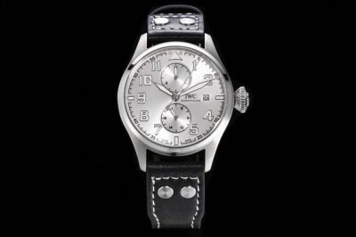 白 -金 Tw新品 颜值巅峰 Iwc旗下最耀眼的明星，万国长动能月相专家。 全新飞行员系列Iw51584透底腕表。 表壳 316L精钢表壳，打磨抛光非常圆润。小