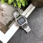 卡西欧限量版 G-Shockgmw-B5000方带表 采用了极为用心的抛光和打磨显得质感非常高级。经典的G-Shock壳形金属化之后，充满军事风和阳刚之气。全表
