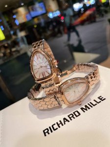 白 金390钻20 认准高品质 年巴塞尔国际钟表珠宝展期间，宝格丽全新Octo Finissimo 手表惊艳亮相，凭借纤薄的优势第五次刷新当前业界纤薄腕表纪录，