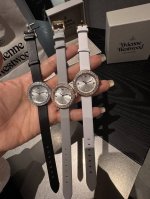 白钻 金钻420Swarovski 施华洛世奇 这款腕表以施华洛Matrix Tennis 系列首饰的标志性造型为灵感，以璀璨水晶打造优雅气质。表圈密镶 30