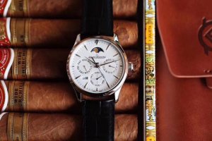 复刻界的又一历时时刻，名表三大复杂功能之一的“万年历”研发成功！V9积家大师万年历自动机械表 官方型号：白面130842J，黑面1308470，金面130 ，灰