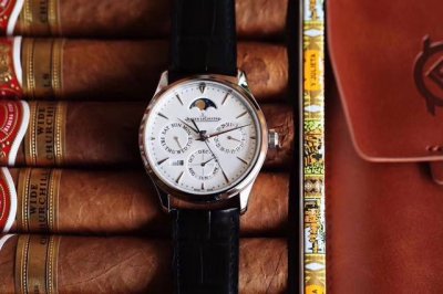 复刻界的又一历时时刻，名表三大复杂功能之一的“万年历”研发成功！V9积家大师万年历自动机械表 官方型号：白面130842J，黑面1308470，金面130 ，灰