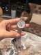 大量现货，给个专柜就是正品！平台特供，配官方同步防伪码合格证。涂挂扫描方可进官方。涂挂以后则无效！爆款Armani 阿玛尼满天星女士手表，表盘直径32Mm，阿玛