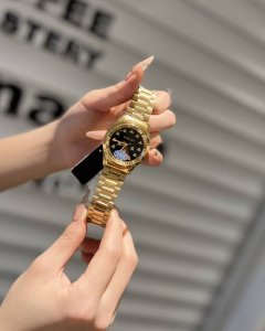 2023最新款古驰圣诞限量版 这款超美蜜蜂面腕表采用蓝色青金石表盘，蓝宝石防刮玻璃，搭配品牌标志性的cucci蜜蜂形状刻度，打造出众的g-Timeless腕表造