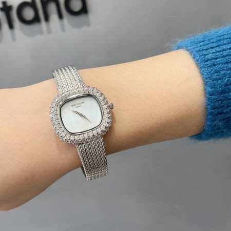 来自1980年代由瑞士出品的奢华女士腕表，为钟表世家百达翡丽Patek Philippe 的隽永之作，这种似圆非方的设计，也深受英女王伊丽莎白二世的喜爱，富丽闪 - 点击图像关闭