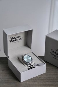 vivienne Westwood 薇薇安西太后手表绝美碎冰蓝 全网断货，代购价格P炒到了 0+西太后小蓝表终于来了！ 不同光线会呈现不一样的蓝色调，好看到挪不