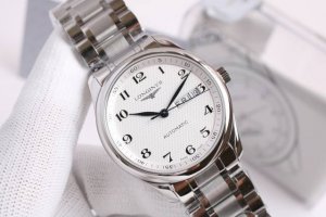 白 -金 钢带+50 精磨机芯+200 Ky浪琴名匠双历系列－致魅影黑骑士！！ 一. 原版开模，机芯功能和外观 铣花效果 都与正品一致. 二.机芯摆轮旁边印有2