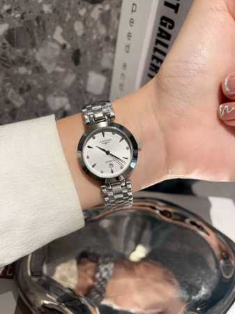 白钢 枚 钻+30 浪琴-Longines 简约大气女款 进口石英机芯 矿物质玻璃镜面 316L精钢表壳 直径28Mm厚8Mm 该款腕表备受女性喜爱 在不同的场 - 点击图像关闭