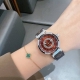380Lv Lv 路易威登 （ 容易搭，很时尚，很赞呢）尺寸：33Mm ，厚度：11Mm新颖字面，再加上蓝宝镜面＝刮不花，瑞士机芯＝走时准确。很便宜，很好用，很