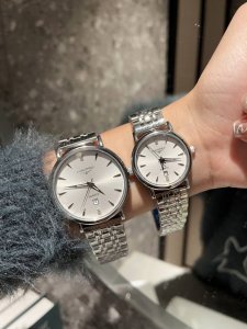 白 -金 钢带+20 最新经典浪琴-Longines 情侣对表 原装进口石英机芯 钢化玻璃 316L精钢表壳 直径男40Mm女30Mm 厚8Mm如果今天的阳光停