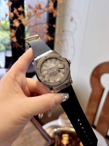 太阳花经典融合系列村上隆腕表 507.Cx.9000.Rx.Tak21 限量典藏200枚 表壳：缎面抛光 直径 45毫米，厚度13.45毫米 防水深度30米 表