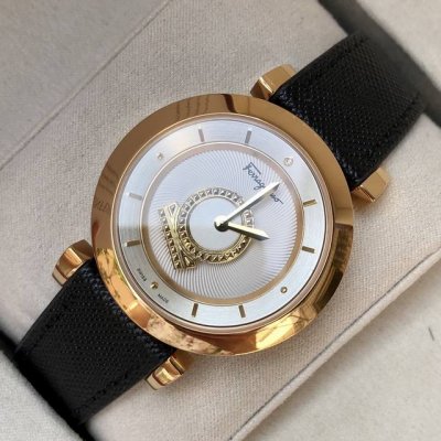 原盒:50 带全套包装！菲拉格慕fq4石英女表，保真！表径~37Mm，30米生活防水，防炫目蓝宝石玻璃，绝美表盘内“Gancino”标志可旋转，隐藏式把头设计，