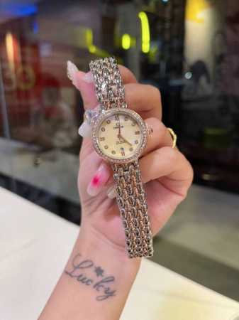 欧米茄光圈钻面蝴蝶扣女士新款休闲时尚潮流手石英机芯 该款腕表备受女性喜爱，在不同的场合映耀着她们各自的独特个性与迷人风华～ - 点击图像关闭
