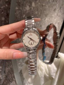 爆版新款 海马At150新款34Mm女士至臻天文台表！本命年最拉风的手表，非欧米茄海马莫属！如此浪漫的春天里，耀眼的除了阳光，还有手上的海马，举手投足之间尽显大