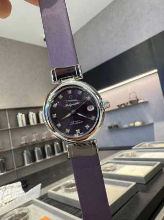 光 钻 欧米茄Ladymatic｜全新马卡龙色系 2025首发新款 Ladymatic这款马卡龙色系简直太好看了，太顶了！今年果然大表盘最火，表壳直径34Mm， - 点击图像关闭