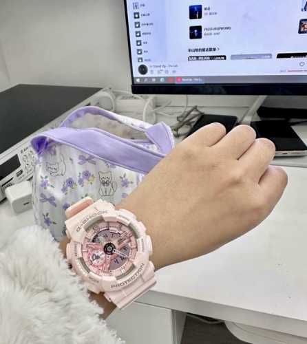 救命！刚拆的礼物直接给我美懵了 这块粉白渐变的G-Shock也太会了吧！ 本来以为卡西欧的运动表都是酷酷的风格 结果这块粉调奶白+玫瑰金细节 甜酷感直接拉满！