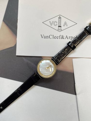 Van Eef ＆Arpels 因为最近金价一直不稳定 导致一直压着没有 出货 也看了站西那些低端品质 不敢苟同！ 花费巨资买Zp开版 1：1还原原版所有细节