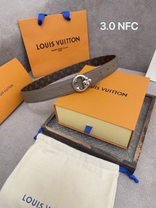 特 Lv 路易威登 3.0Cm双面腰带 专柜品质双面进口小牛皮,可双面使用.纯铜五金扣。配件深受品牌辉煌的经典设计所影响，得以重新诠释 支持专柜芯片防伪感应验证