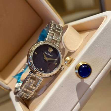 白壳 金 新款 范思哲 Versace Greca Goddess系列，表径28Mm，表圈凹凸感设计，举手投足间光影交错，表盘上柳叶形指针勾勒灵动风姿。镂空颗粒 - 点击图像关闭