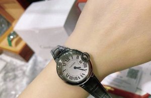 蓝气球，口碑爆款 每只蓝气球腕表在面盘上的7点钟位置都会绘有“Cartier”7个字母，它非常小，需要借助高倍放大镜或仪器才能清晰的看到。放大我的实拍图，也可以