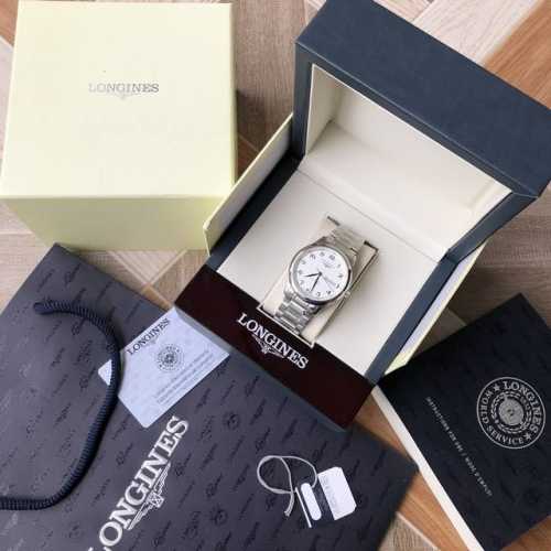 双历款！浪琴Longines原版开模，名匠系列钻面男士腕表，采用316L精钢材质，银色与黑色麦粒纹饰字面，彰显优雅高贵，3点钟位置集星期及日历显示于一体，让经典