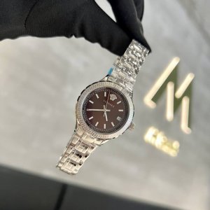 金钢+20爆款 范思哲 Versace Hellenyium系列 时尚女表 35Mm表径，进口日历机芯，矿物质防刮花镜面，表壳外圈饰有希腊回纹，表盘表针超强夜光