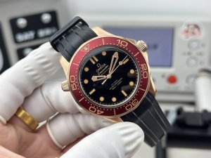 Sj出品 胶带 钢带 1450 欧米茄 Omega N9 新品007 青铜金与勃根地红的绝美融合海马300米 ，金属米兰链带， 氧化铝表圈与表盘，圆弧形蓝宝石水