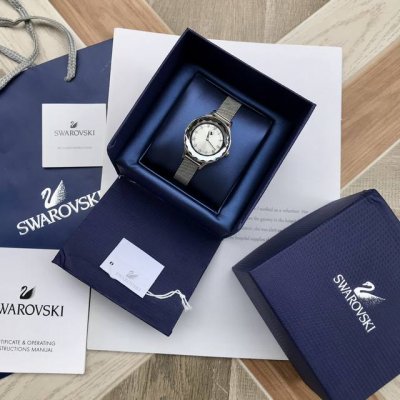 专柜最新款！Swarovski施华洛世奇Octea Nova系列石英腕表，表盘颜色青春靓丽，蜥蜴纹的意大利小牛皮表带，与太阳纹表盘颜色交相呼应，灵动跃然而出，展