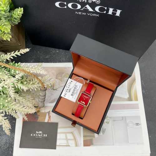 Coach 蔻驰小方糖女士腕表，低调简约的时髦魅力，复古风时尚百搭，方形简约日晖纹表盘配以简洁利落的流畅线条柔和而高级，以简约无数字表盘加以璀璨点缀的品牌马车图