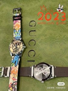 Gucci G- Timeless 系列w碗表，为了庆祝兔年，品牌推出色彩靓丽的全新设计腕表，表盘直径为38 Mm，精钢表壳，玻璃上饰有gucci兔子印花，皮