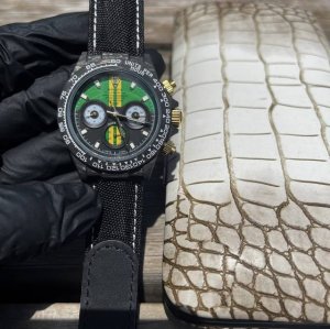 劳力士Rolex宇宙迪通拿系列之碳纤维定制版，腕表不仅佩戴轻便，外表坚硬。且每一只腕表都拥有独一无二的碳纤花纹。 表壳 腕表尺寸40X11.3吻合原装。整个壳套