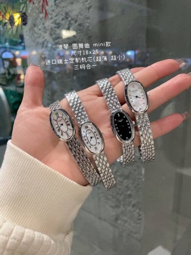 浪琴 圆舞曲Mini款 一直想买的一款极小极精致的手表 它来啦 尺寸是18X25哟 一款专制超薄超小的进口瑞士机芯2015年瑞士著名钟表制造商浪琴表推出全新圆舞