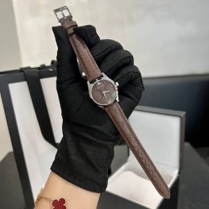 金白同价] 新款小号古驰-Gucci小蜜蜂到货 女士腕表 原装瑞士石英机芯 316L精钢表壳 真牛皮表带 直径27Mm 该款腕表备受女性喜爱 在不同的场合 映耀