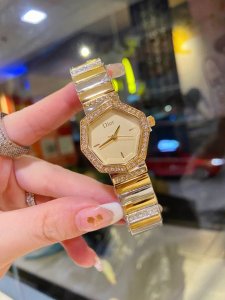 Dior迪奥全新系列腕表的表壳采用独特的不规则造型还原出碧玺原石剖面的自然晶体形状 而表链的错落拼接设计则致敬迪奥先生当初为高订时装秀遴选面料时 曾随手将面料样