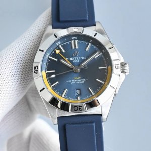 百年灵Breitling 机械计时系列A32398101M1A1 Chronomat Automatic Gmt 40 重磅来袭 1这款双时区腕表盘面简洁凌厉