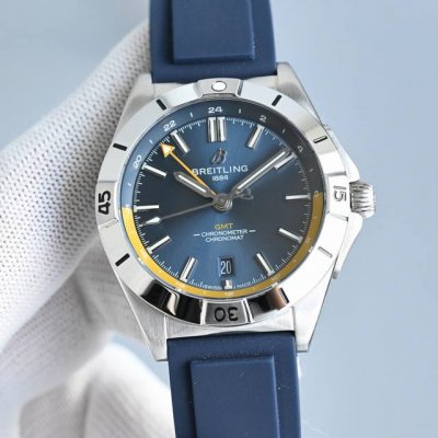 百年灵Breitling 机械计时系列A32398101M1A1 Chronomat Automatic Gmt 40 重磅来袭 1这款双时区腕表盘面简洁凌厉