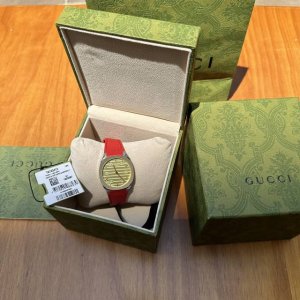 现货，现货gucci 古驰25H系列腕表，流线型设计灵感源自当代建筑的流畅造型，采用轻薄的多层表壳和五链节精钢表链，搭配品牌字母交织图案标识。Gucci 25H