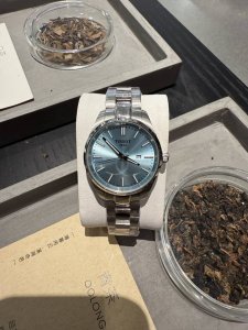 天梭Pr00系列经典款首发石英女表，该系列腕表绚丽夺目，以小巧华丽的女性化圆形表壳彰显华贵。表带可作为首饰宽松的进行佩戴，令您闪耀迷人光芒，该表诠释了“可爱”一