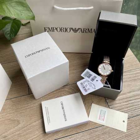 Armani 阿玛尼！经典爆款！表盘直径32Mm 316精钢表带。阿玛尼满天星的钻，采用进口施华洛世奇水晶钻，矿物质玻璃镜面，蝴蝶双按扣，生活防水30米。 - 点击图像关闭