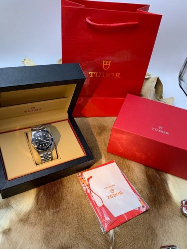 黑鬼.P 帝舵 Tudor Vc2 碧湾系列对于帝舵来说，无疑是一个庞大的产品线，在今年推出了一只全新的单色碧湾，以绝对的实力被认为是劳力士无历黑水鬼的平替！今