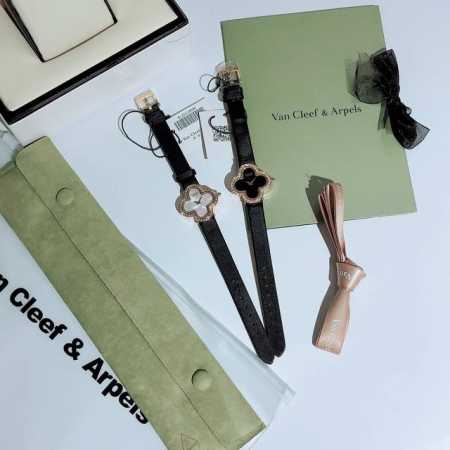 梵克雅宝-Van Cleef＆Arpels，Alhambra系列腕表继续沿袭梵克雅宝的标志性图案散发恒久隽永的优雅气息，精美镶钻设计，环绕着花形表壳，使之好像镶 - 点击图像关闭