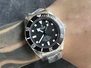 720帝舵 Tudor 领潜型系列 搭载全自动明珠机械芯 尺寸：42Mm 镀膜玻璃 精钢表带原装扣 复古帝舵 全新演绎 实拍图