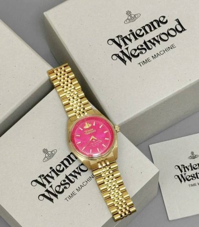 西太后火龙果色表尊嘟好好看 火龙果色搭配金色表带 表盘还镶嵌着不规则土星表盘啦 秋天绝对是吸睛的配饰首选